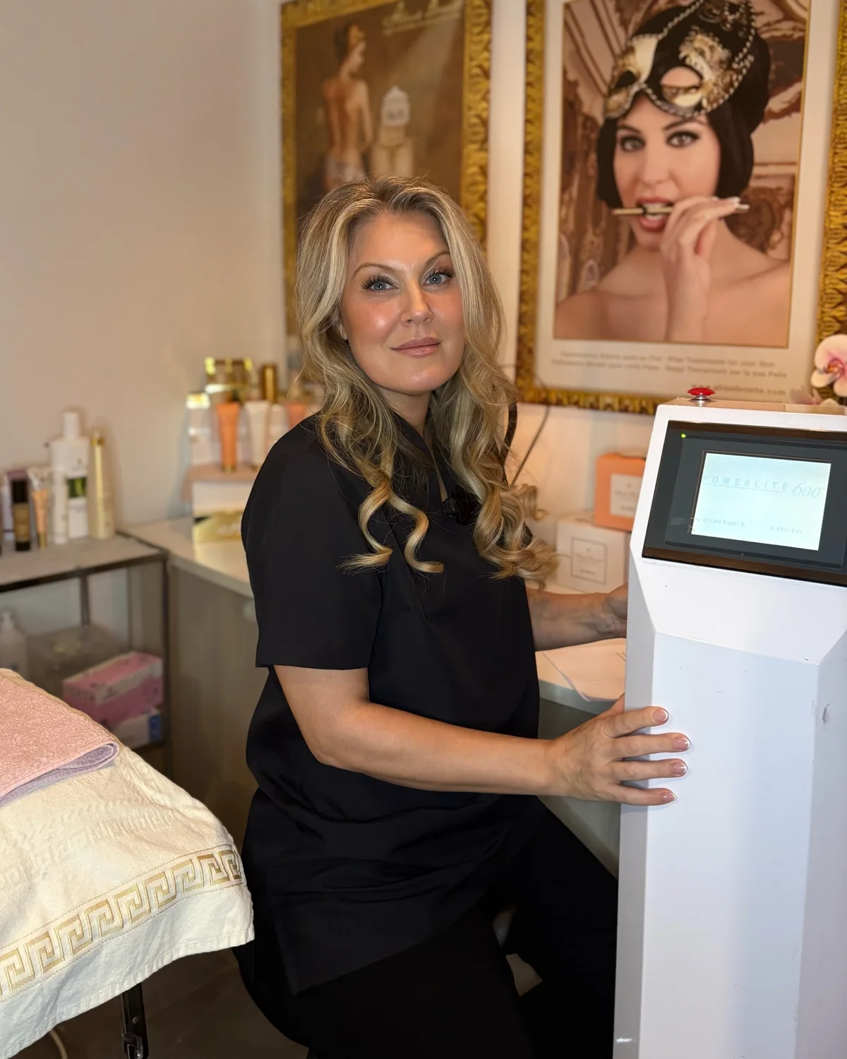 Behandlare hos Bluhme Clinic i Göteborg vid klinikens IPL-maskin